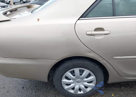 2005 Toyota Camry Le z USA, uszkodzony, nr VIN 4T1BE32KX5U536167